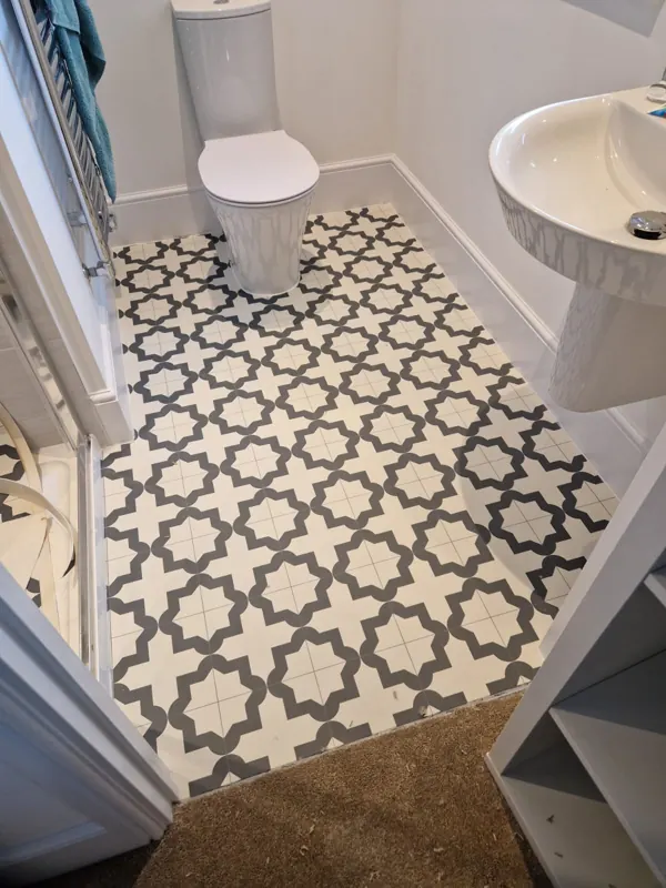 Patterned vinyl in a bathroom