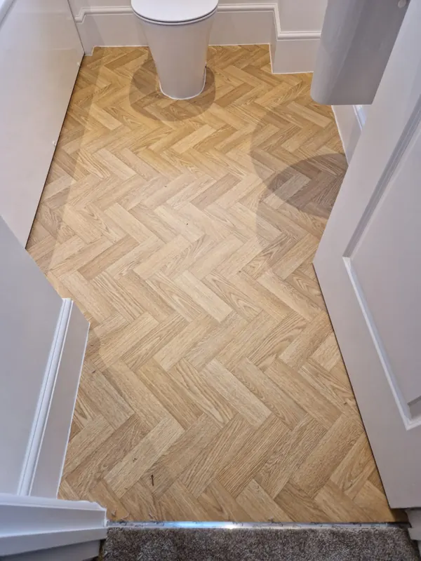 Herringbone-effect floor in a cloakroom