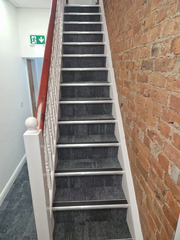 A full flight with a nosing on every step