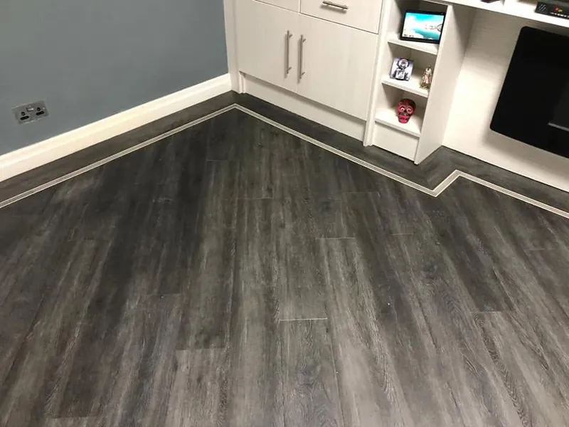 Border strip following the fitted units
