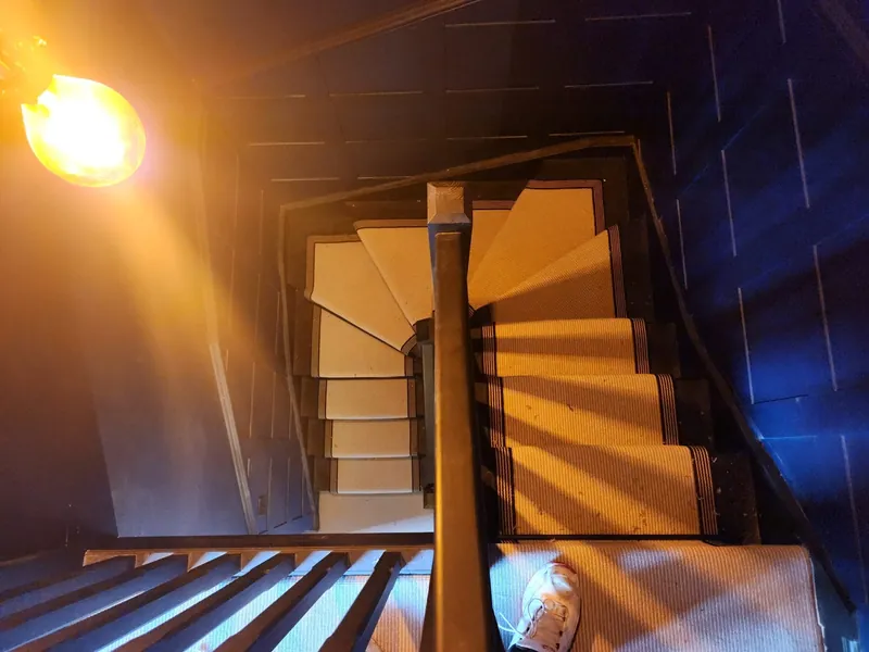 Runner winding up a turning staircase