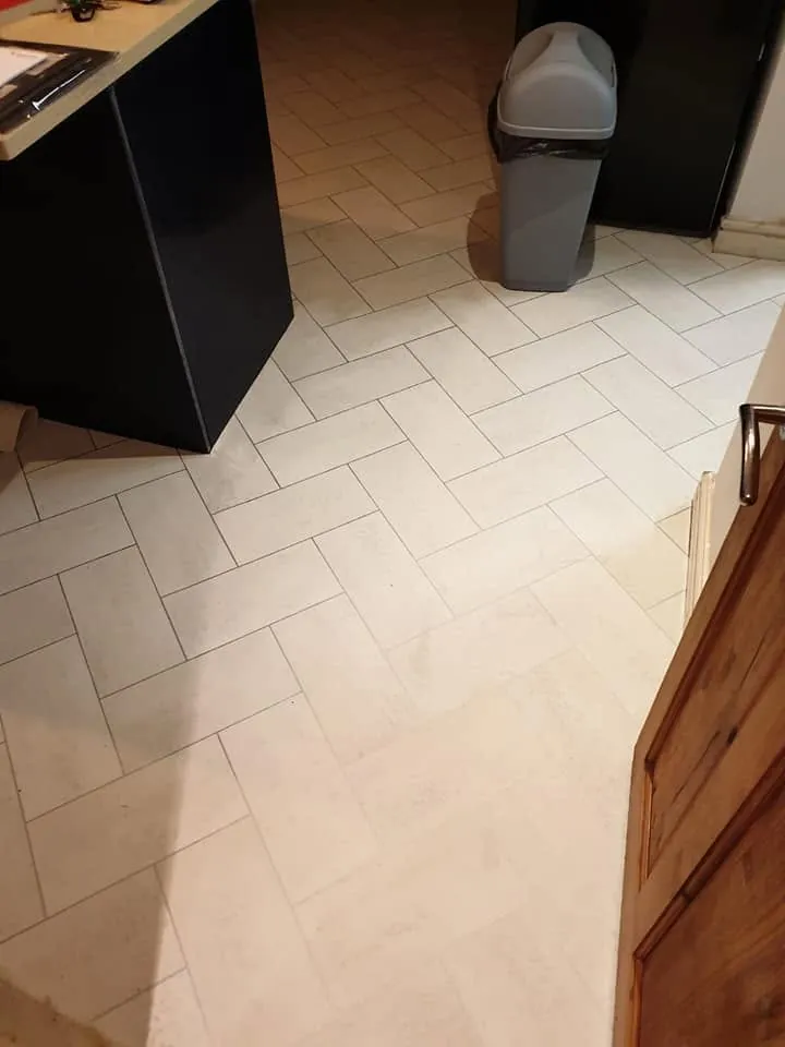 Herringbone stone-effect tiles in the kitchen